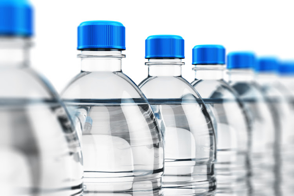 В обычной бутилированной воде ученые нашли опасный нанопластик, который проникает в кровь