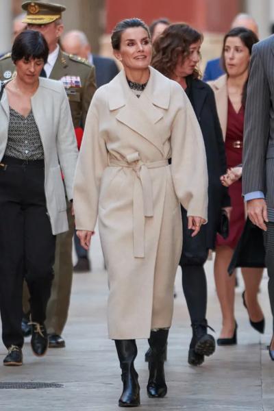Это пальто, не снимают знаменитые дамы, и оно не добавят лишних килограммов