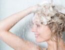 Эксперты рассказали, как часто нужно мыть голову зимой, чтобы не пересушить волосы