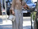 Дженнифер Лопес в уникальных брюках, которые легко заменят джинсы, на улицах Голливуда