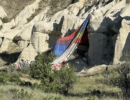 В Турции воздушный шар с двумя десятками туристов застрял между скал