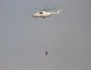 Пожарный вертолет устроил переполох на пляже в Анталье