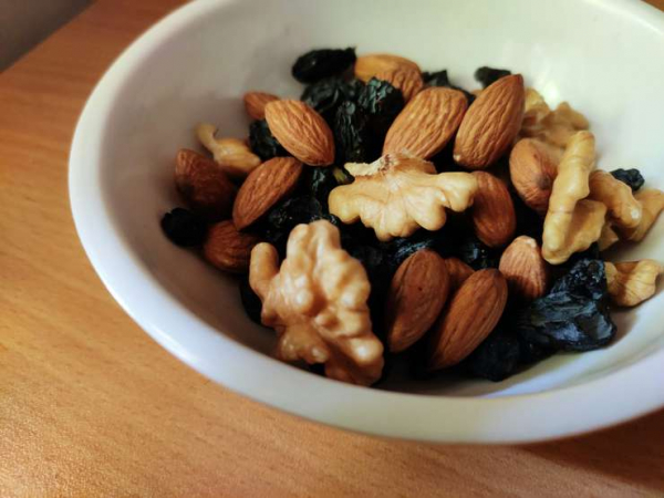 Лосось, орехи и другие продукты, которыми можно заедать стресс