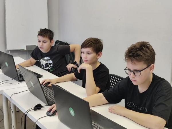 Не только программирование: что еще можно изучать в компьютерной школе для детей в Москве. Чему учат детей на компьютерных курсах