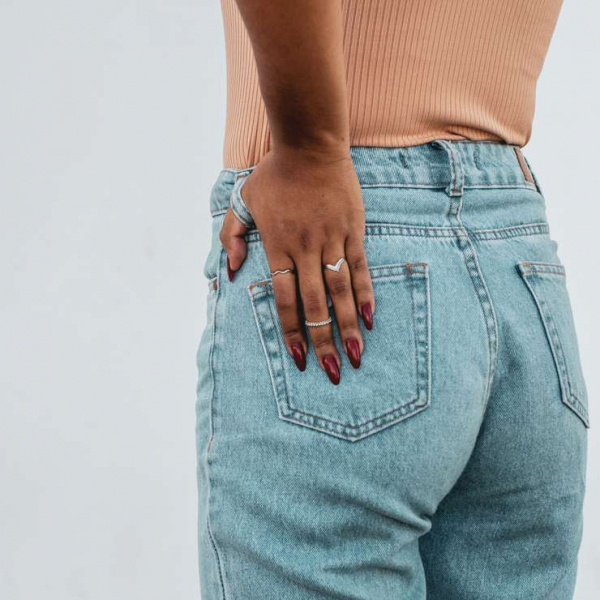 Как выбрать идеальные джинсы по фигуре: лайфхаки от стилиста