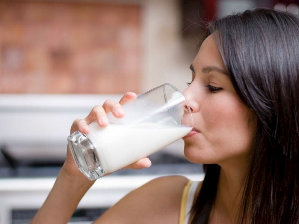 Какие опасности для взрослых людей таит в себе употребление молока