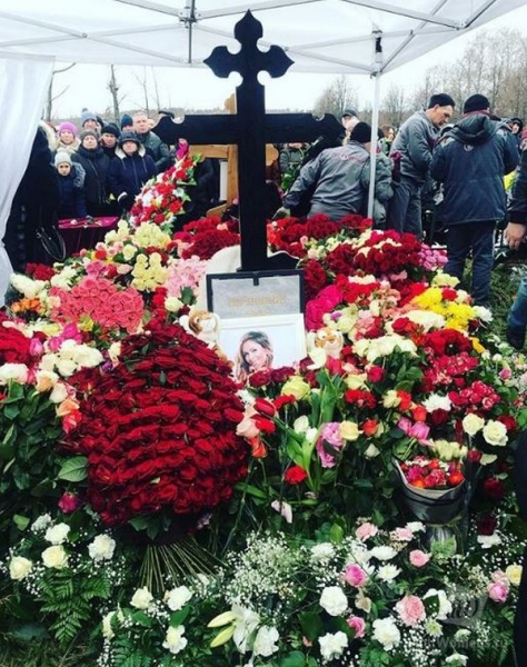 Могила Юлии Началовой утопает в цветах: дочь Ларисы Долиной трогательно обратилась к умершей подруге