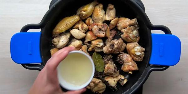 Курица с чесноком — традиционный домашний рецепт, который полюбит вся семья