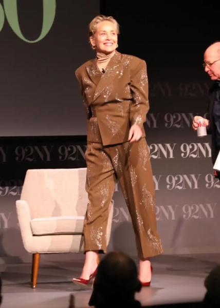 65-летняя Шэрон Стоун в трендовом костюме и стрижкой пикси, которая ее омолаживает