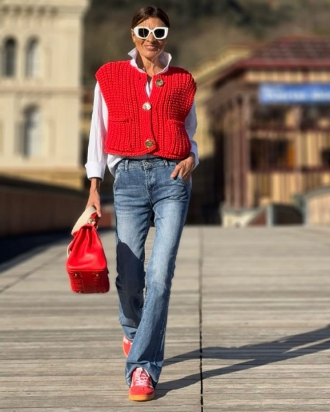 11 нескучных образов с джинсами для женщин в возрасте, которые заслуживают комплименты