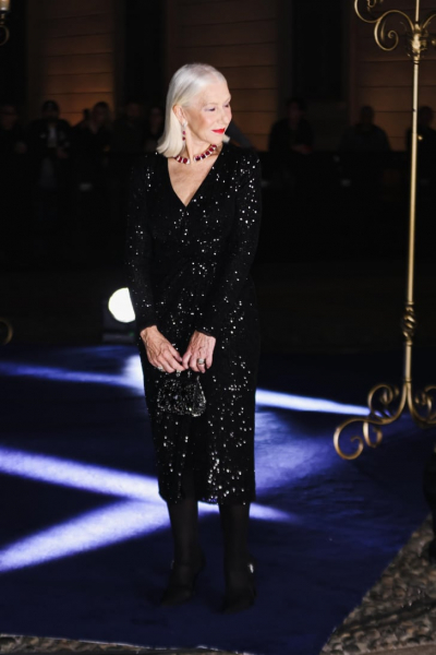 78-летняя Хелен Миррен с лестной прической и красивом платье выглядит моложе своих лет