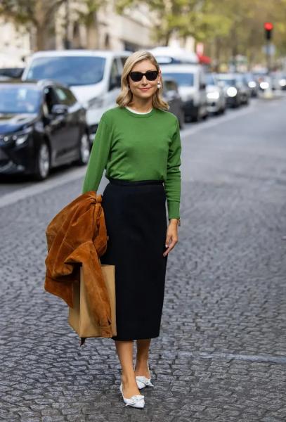 4 самые красивые юбки-миди, которые были замечены на улицах Парижа