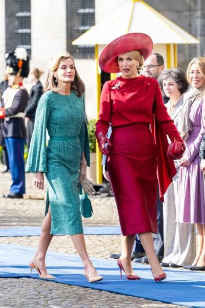 Королева Летиция в Голландии: неожиданный головной убор и платье, которое обожают женщины