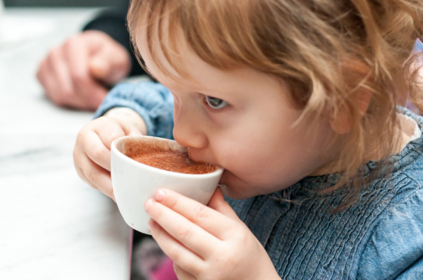 Давать ли детям кофе и почему с этим не рекомендуют торопиться