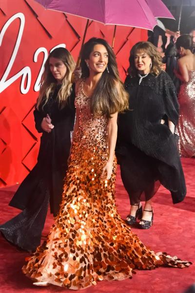 Сенсационный образ Амаль Клуни с чешуйчатым платьем омбре мало кого оставит равнодушным