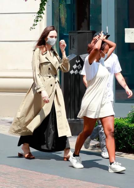 Больше, чем просто тренд: Анджелина Джоли призналась, почему ей нравится носить плащ