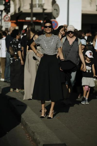 4 самые красивые юбки-миди, которые были замечены на улицах Парижа