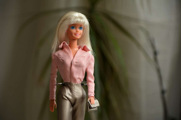 Барби против смартфона: почему девочкам полезно играть в куклы