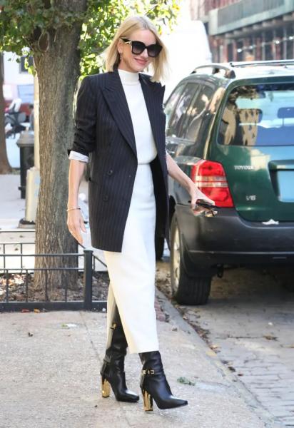 Усыпали комплиментами: 55-летняя Наоми Уоттс в самых модных сапогах с очаровательной деталью