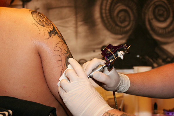 Дерматолог рассказала, кому нельзя делать татуировки и татуаж