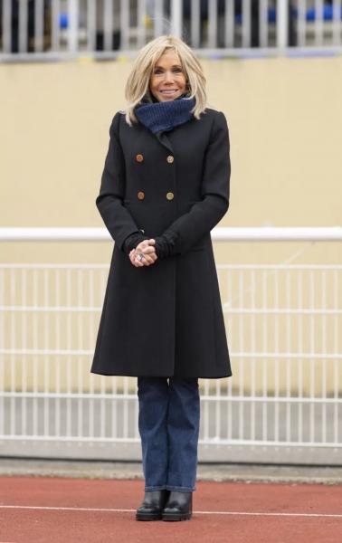 Модный поворот: Брижит Макрон в строгом пальто и джинсах, которые никогда раньше не носила