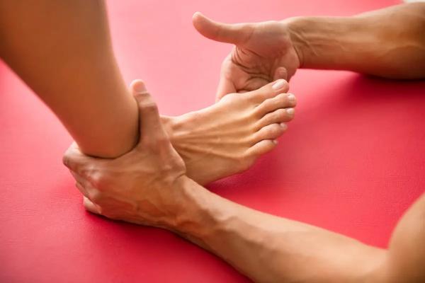Индивидуальные стельки или упражнения – что эффективнее при 'шишке' на большом пальце стопы? Как избавиться от косточки на стопе?