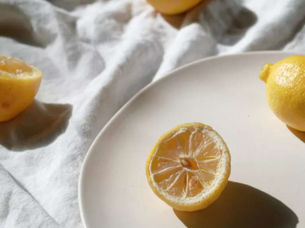 Как безопасно использовать лимонный сок для осветления волос
