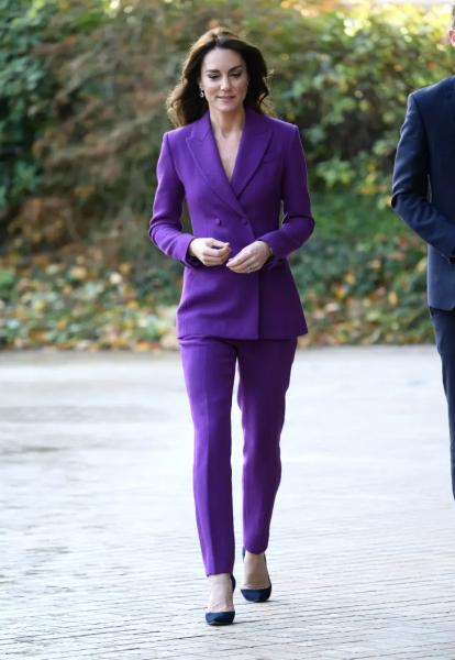 Образ важного дня: Кейт Миддлтон в пурпурном костюме и синих лодочках провела симпозиум