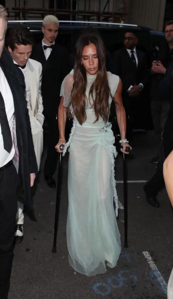 Сломанная нога не помешала Виктории Бекхэм блистать в гламурном платье на своем дне рождения