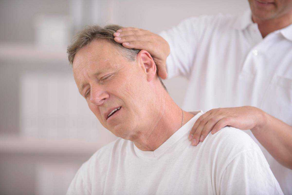 Невролог рассказала, как помочь себе при боли в шее в домашних условиях