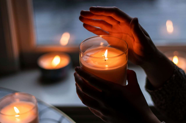 Для романтичной атмосферы: как выбрать ароматическую свечу для дома