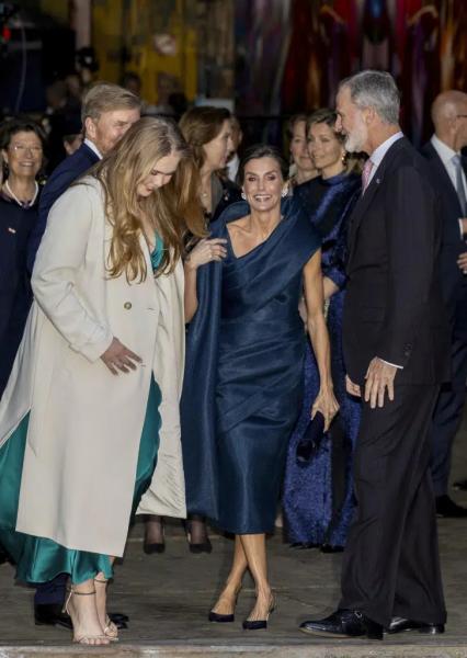 Королева Летиция в платье кинозвезды произвела фурор на приеме в Амстердаме
