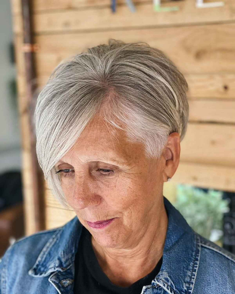 16 шикарных причесок пикси на тонких волосах для женщин за 60, которые добавят объема
