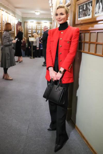 Полина Гагарина с модной прической и брюках, набирающих популярность, заслуживает похвалу