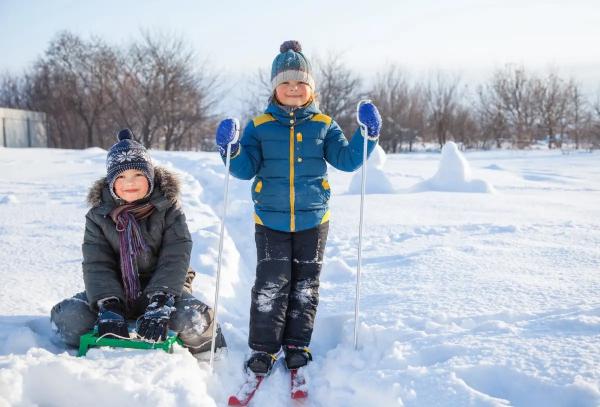 Зима пришла: с какого возраста детям можно вставать на коньки, лыжи, сноуборд и как обезопасить ребенка. Зимний спорт без травм