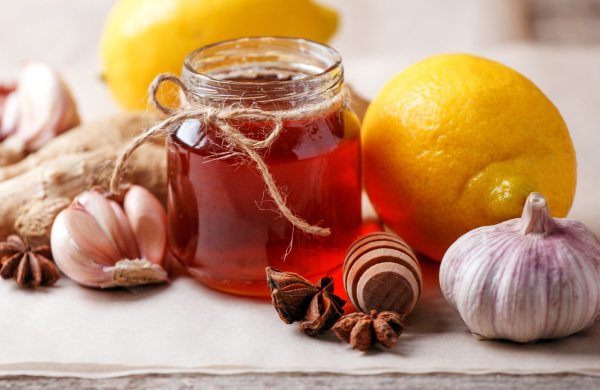 Ученые выяснили, как мед, чеснок и витамины могут помочь при ОРВИ