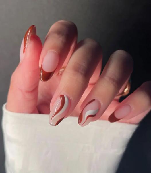 19 бело-коричневых дизайнов ногтей с ноткой элегантности, которые можно сделать дома