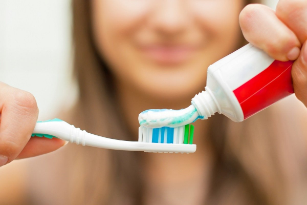 Какие опасные ошибки при чистке зубов мы совершаем каждый день