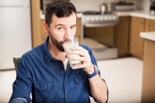 Почему молоко опасно для суставов? Польза и вред молока