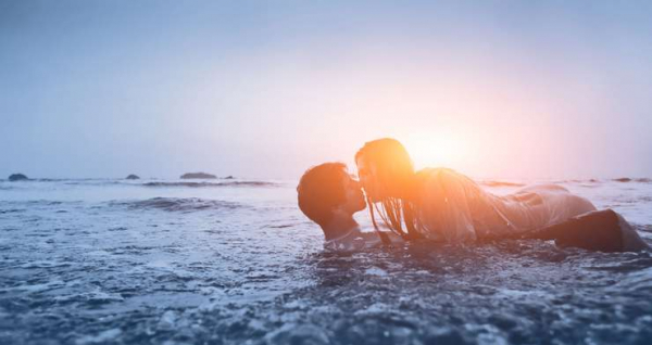 Секс в воде: что нужно знать об интиме в море, реке или озере