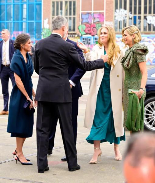 Королева Летиция в платье кинозвезды произвела фурор на приеме в Амстердаме