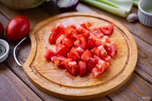 Салат с сельдереем, капустой и помидорами