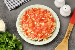 Слоёный салат с тунцом, помидорами, сыром и яйцами