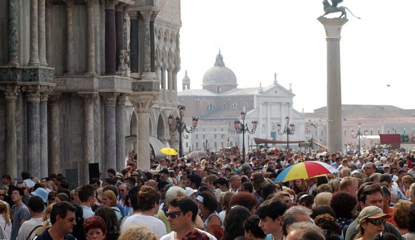 В Венеции ограничат численность туристических групп и запретят гидам пользоваться мегафоном